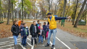 auto skola drift kragujevac_predavač sa decom priča o propisima